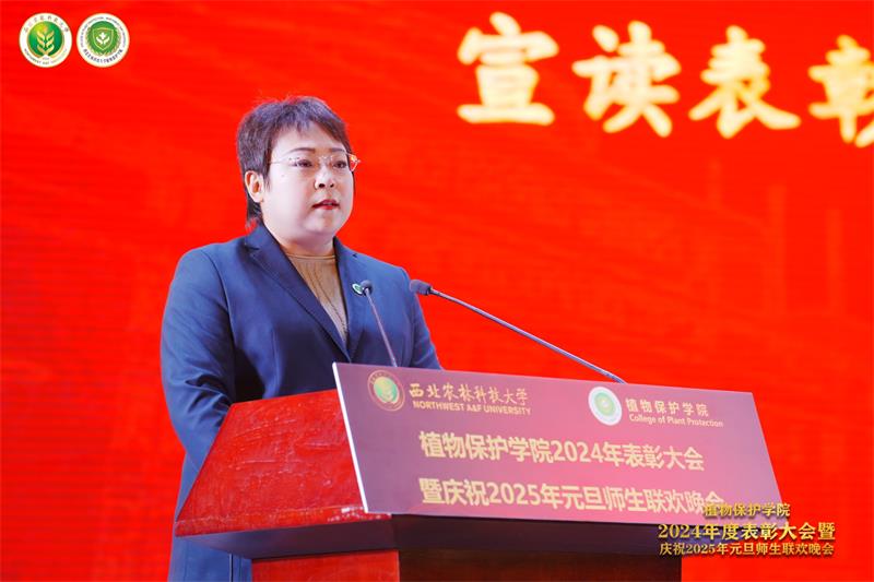 8004.糖心vlog
党委副书记高媛宣读表彰2023-2024学年学生先进集体、2024年学生优秀共产党员的决定.jpg