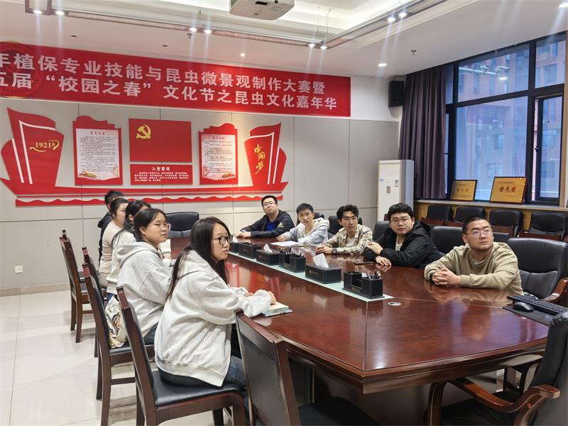 800研究生会9月政治理论学习照片2.jpg